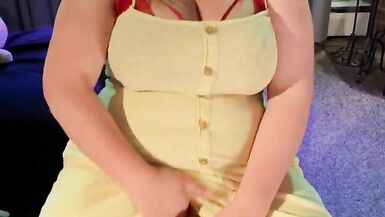 WeVibe Orgasmos com Minidress Striptease - BBW 38G Torpedo Tits e G-string - Fetiche de Modelagem Plus Size