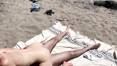 Esposa se folla a marido y su amigo en playa pública y recibe doble creampie / Sloppy seconds - 8 image