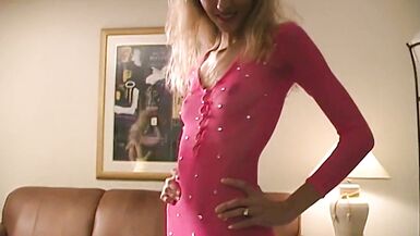 Des prostituées blondes et dévergondées font des pipes et se font baiser par 2 hommes en chaleur qui leur projettent du sperme sur le visage ! Femmes de pute MILF, sales parleuses et tricheuses - 2 image