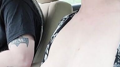 Jai fait jouir ma copine rousse dans la voiture avec un vibrateur à distance. - 11 image