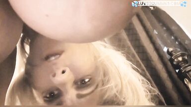Rick Jones baise sa femme blonde et plantureuse, Lea-Ann C, et elle avale son sperme blanc. - 5 image