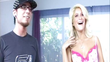 Hot blonde MOM gets her face jizzed from the inexperienced tech nerd - 6 image