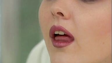 Un homme se jette sur une rousse sur un canapé en cuir