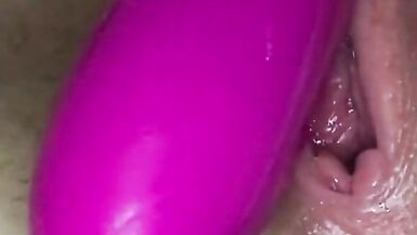 Meine Freundin masturbiert bis zum Orgasmus während wir zu Abend gegessen haben / mit Dildo und Analplug // Vertical. Mobil - 13 image