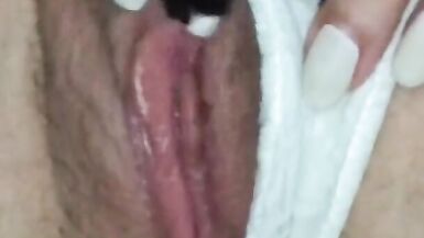 Meine Freundin masturbiert bis zum Orgasmus während wir zu Abend gegessen haben / mit Dildo und Analplug // Vertical. Mobil - 5 image