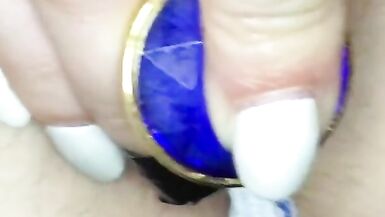 Meine Freundin masturbiert bis zum Orgasmus während wir zu Abend gegessen haben / mit Dildo und Analplug // Vertical. Mobil - 9 image