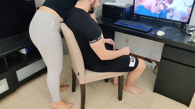 Reife Stiefmutter wichst ihren Stiefsohn beim Porno schauen - 1 image