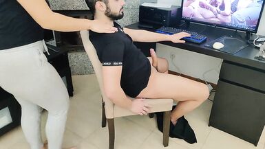 Reife Stiefmutter wichst ihren Stiefsohn beim Porno schauen - 12 image