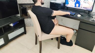 Reife Stiefmutter wichst ihren Stiefsohn beim Porno schauen - 3 image