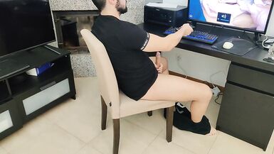 Reife Stiefmutter wichst ihren Stiefsohn beim Porno schauen - 4 image