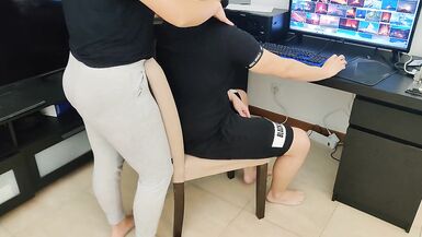 Reife Stiefmutter wichst ihren Stiefsohn beim Porno schauen - 6 image
