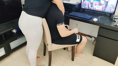 Reife Stiefmutter wichst ihren Stiefsohn beim Porno schauen - 7 image