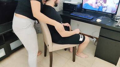 Reife Stiefmutter wichst ihren Stiefsohn beim Porno schauen - 9 image