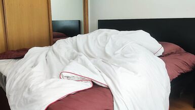 La belle-mère fait plaisir à son beau-fils avec ses pieds, à côté de son amant avec des collants.