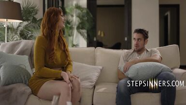 Lauren Phillips apanha o seu enteado a masturbar-se - 5 image