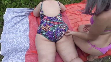 Des lesbiennes matures aux gros culs en maillot de bain prennent un bain de soleil dans la nature et samusent avec une bite en caoutchouc. Amateur fétichiste en plein air et PAWG juteux se secouant en levrette.