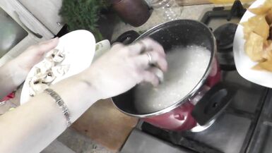 La sexy mamma MILF Frina continua a cucinare nuda. Senza mutandine e reggiseno tacchi alti in cucina Milf prepara delizioso antipasto vegetariano di pane pita e champignons con salsa. Figa Culo Grandi tette naturali MILF - 11 image