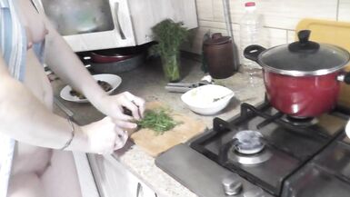 La sexy mamma MILF Frina continua a cucinare nuda. Senza mutandine e reggiseno tacchi alti in cucina Milf prepara delizioso antipasto vegetariano di pane pita e champignons con salsa. Figa Culo Grandi tette naturali MILF - 13 image