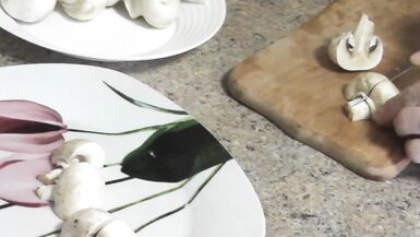 La sexy mamma MILF Frina continua a cucinare nuda. Senza mutandine e reggiseno tacchi alti in cucina Milf prepara delizioso antipasto vegetariano di pane pita e champignons con salsa. Figa Culo Grandi tette naturali MILF - 2 image