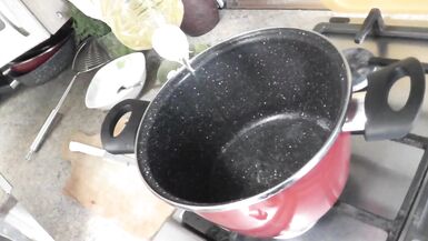 La sexy mamma MILF Frina continua a cucinare nuda. Senza mutandine e reggiseno tacchi alti in cucina Milf prepara delizioso antipasto vegetariano di pane pita e champignons con salsa. Figa Culo Grandi tette naturali MILF - 5 image