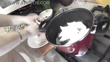 La sexy mamma MILF Frina continua a cucinare nuda. Senza mutandine e reggiseno tacchi alti in cucina Milf prepara delizioso antipasto vegetariano di pane pita e champignons con salsa. Figa Culo Grandi tette naturali MILF - 9 image