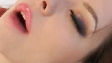 La plus sexy des filles en solo appréciant le moment de jouer avec sa chatte