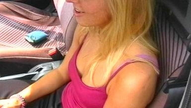 Convaincu de baiser dans la voiture - 1 image