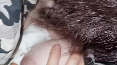 branlette, petite pipe, gros seins et sperme sur ma chatte poilue et papillon - 5 image