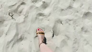 LA MATRIGNA LE TOCCÒ LA FICA SULLA SPIAGGIA - 2 image