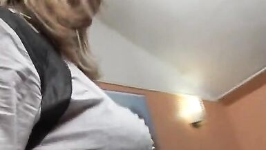 A SPASSO PER L'ITALIA A FARE LA ZOCCOLA - scena 1