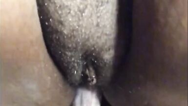 MA FEMME A AMENÉ DES ÉTRANGERS DANS NOTRE ENTREPRISE ET JE LEUR AI DÉTRUIT LA CHATTE SANS PITIÉ AVEC SON ÉNORME BITE À LA PEAU CLAIRE. - 3 image