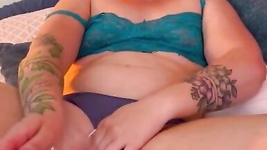 Milf tatuata ha un orgasmo intenso - 7 image