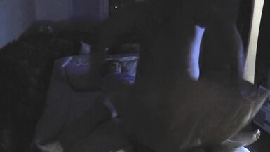 Por la noche el marido llega a casa del trabajo, se folla a su mujer en el dormitorio y se corre en el coño. Ventana del dormitorio abierta. Sexo - 14 image