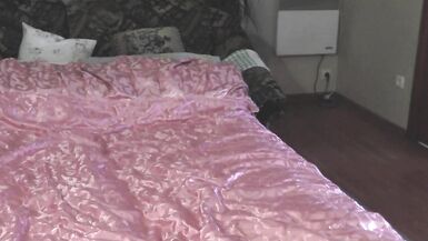 Por la noche el marido llega a casa del trabajo, se folla a su mujer en el dormitorio y se corre en el coño. Ventana del dormitorio abierta. Sexo - 4 image