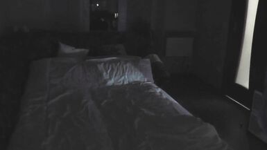 Por la noche el marido llega a casa del trabajo, se folla a su mujer en el dormitorio y se corre en el coño. Ventana del dormitorio abierta. Sexo - 5 image