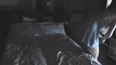Por la noche el marido llega a casa del trabajo, se folla a su mujer en el dormitorio y se corre en el coño. Ventana del dormitorio abierta. Sexo - 8 image