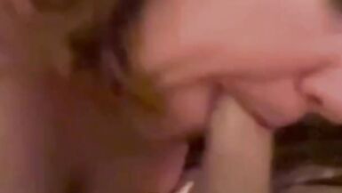 MILF se fait baiser - CUM sur les gros seins naturels