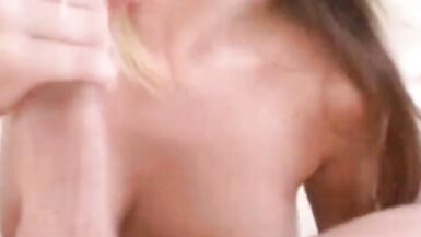 Un beau modèle se fait sucer avec une combinaison différente