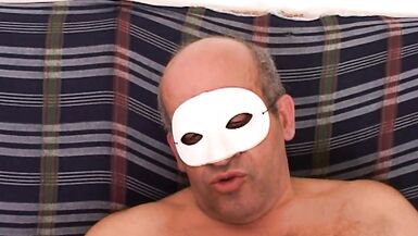 Le vieux cochon baise la putain !