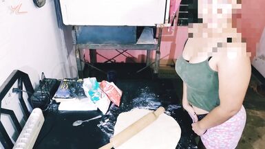 Mi madrastra bebe un vaso de viagra y se pone muy cachonda