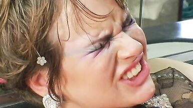 Une belle salope se fait baiser la chatte et le cul par un mec à la bite dure dans la salle de bain.