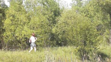 Plage sauvage. Nus en public. Deux pêcheurs ont vu une belle MILF au bord dun lac, qui prend un bain de soleil nue, se masturbe la chatte mouillée et obtient un orgasme puissant. Masturbation en public. En plein air. A lextérieur. Plage nudiste Naturistes - 2 image