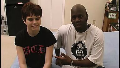 Une fille brune qui a envie dune grosse bite noire