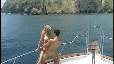 Une blonde sexy lui donne la tête sur un bateau, puis la baise.