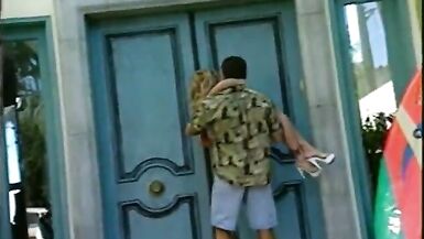 Blonde Schönheit packt ihre großen Titten, während ihre nasse Muschi gegessen und gefickt wird - 2 image