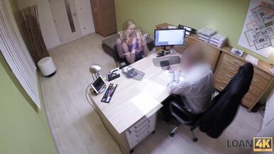 LOAN4K. Tatlı kadın borç verenle dalga geçmeye karşı değil - 4 image
