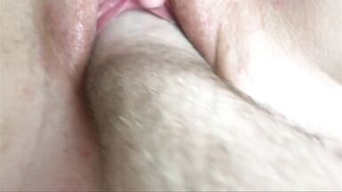 Ma chatte pisse pour toi et mon trou du cul cligne de lœil pour toi. Sil te plaît, baise-moi et poigne ma chatte. Gros plan. - 15 image