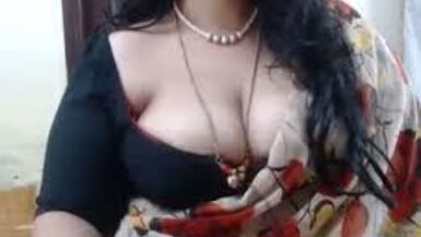Hintli Yenge Devarın Önünde Striptiz Yapıyor - 1 image