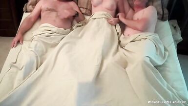 Hotel Threesome For Horny Amateur Granny - 4 image