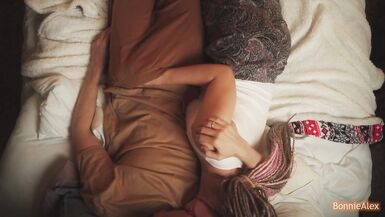Casal amador tem orgasmo simultâneo enquanto vê um filme - 2 image
